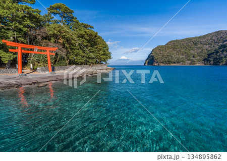 諸口神社 鳥居と駿河湾と富士山 「沼津市戸田」 諸口神社 鳥居と駿河湾と富士山 「沼津市戸田」 134895862