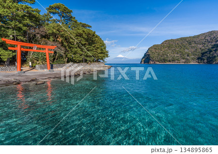諸口神社　鳥居と駿河湾と富士山　「沼津市戸田」 134895865