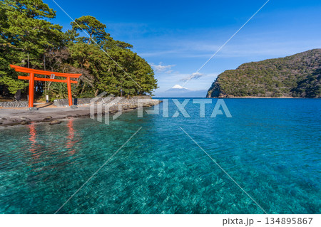 諸口神社　鳥居と駿河湾と富士山　「沼津市戸田」 134895867