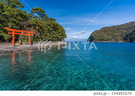 諸口神社　鳥居と駿河湾と富士山　「沼津市戸田」 134895870