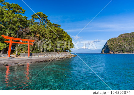 諸口神社 鳥居と駿河湾と富士山 「沼津市戸田」 諸口神社 鳥居と駿河湾と富士山 「沼津市戸田」 134895874