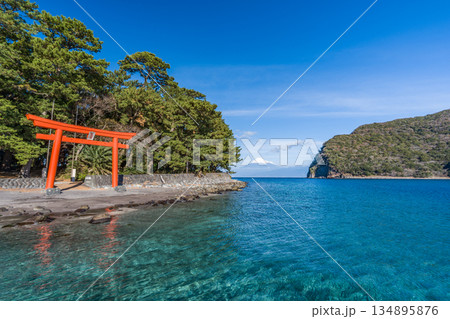 諸口神社 鳥居と駿河湾と富士山 「沼津市戸田」 諸口神社 鳥居と駿河湾と富士山 「沼津市戸田」 134895876