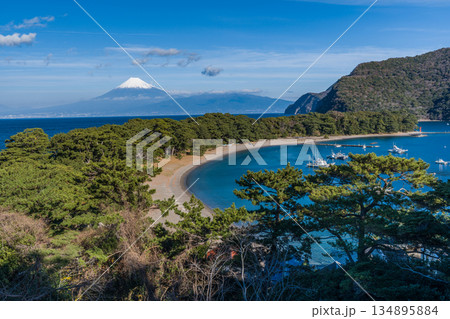 諸口神社　鳥居と駿河湾と富士山　「沼津市戸田」 134895884