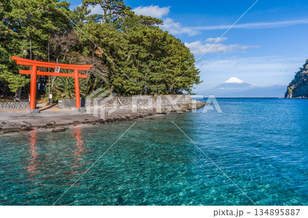 諸口神社　鳥居と駿河湾と富士山　「沼津市戸田」 134895887