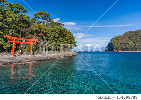 諸口神社 鳥居と駿河湾と富士山 「沼津市戸田」 諸口神社 鳥居と駿河湾と富士山 「沼津市戸田」 134895889
