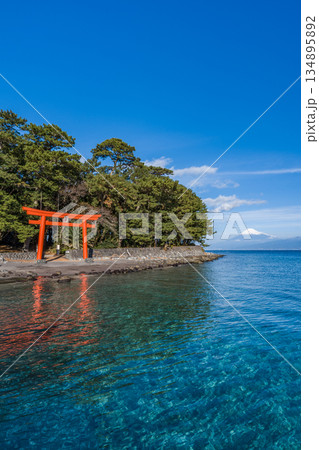諸口神社　鳥居と駿河湾と富士山　「沼津市戸田」 134895892