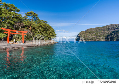 諸口神社　鳥居と駿河湾と富士山　「沼津市戸田」 134895896