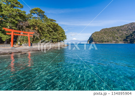 諸口神社　鳥居と駿河湾と富士山　「沼津市戸田」 134895904