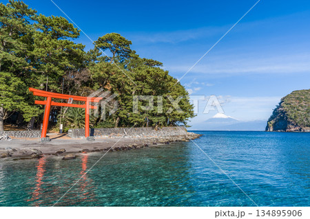 諸口神社 鳥居と駿河湾と富士山 「沼津市戸田」 諸口神社 鳥居と駿河湾と富士山 「沼津市戸田」 134895906