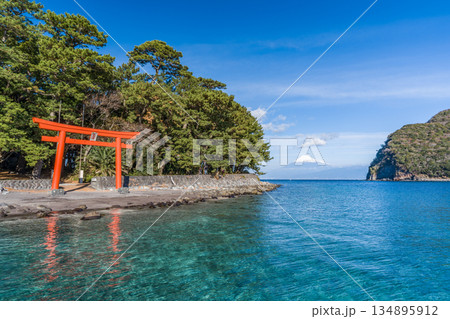 諸口神社 鳥居と駿河湾と富士山 「沼津市戸田」 諸口神社 鳥居と駿河湾と富士山 「沼津市戸田」 134895912