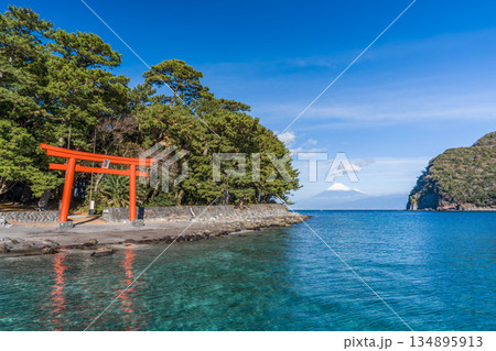 諸口神社 鳥居と駿河湾と富士山 「沼津市戸田」 諸口神社 鳥居と駿河湾と富士山 「沼津市戸田」 134895913