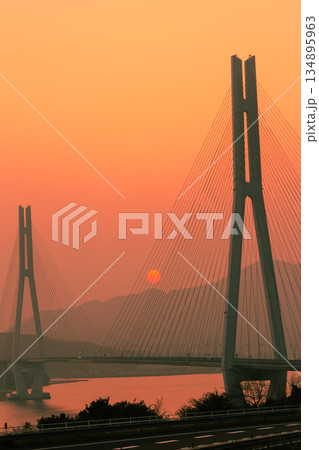 しまなみ海道多々羅大橋に沈む夕日 134895963