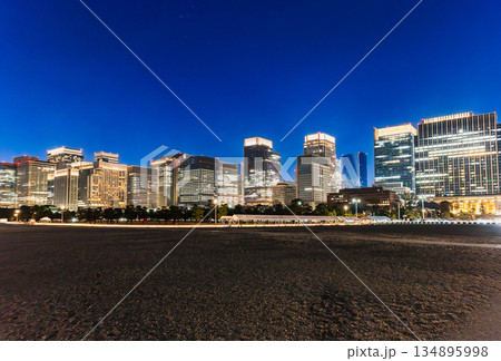 東京　年の瀬の丸の内と皇居前広場 134895998