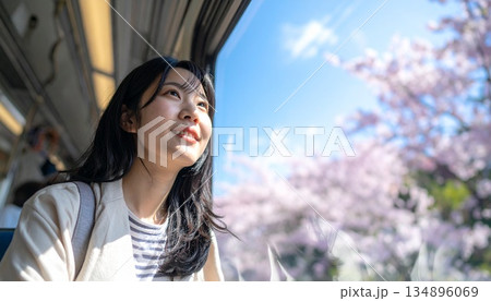 電車に乗る女性（春のイメージカット） 134896069