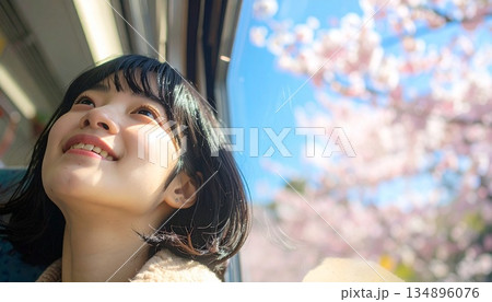 電車に乗る女性（春のイメージカット） 134896076
