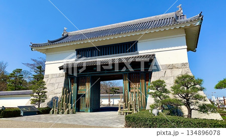 青空と竹細工に彩られた春の岡崎城大手門〈岡崎城公園/愛知県岡崎市〉 134896078