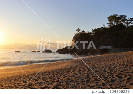 砂浜を照らす朝日 冬 (高知県 桂浜) 砂浜を照らす朝日 冬 (高知県 桂浜) 134896228