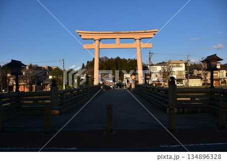 岐阜県の高山市 春の高山祭期間中 櫻山八幡宮の大鳥居と宮前橋 市街地を流れる宮川と周辺の街並み 岐阜県の高山市 春の高山祭期間中 櫻山八幡宮の大鳥居と宮前橋 市街地を流れる宮川と周辺の街並み 134896328