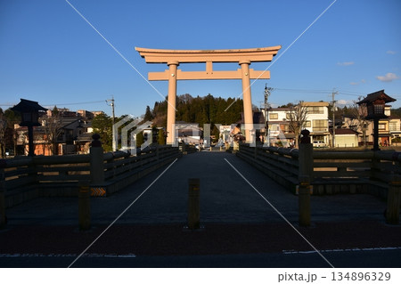岐阜県の高山市 春の高山祭期間中 櫻山八幡宮の大鳥居と宮前橋 市街地を流れる宮川と周辺の街並み 岐阜県の高山市 春の高山祭期間中 櫻山八幡宮の大鳥居と宮前橋 市街地を流れる宮川と周辺の街並み 134896329