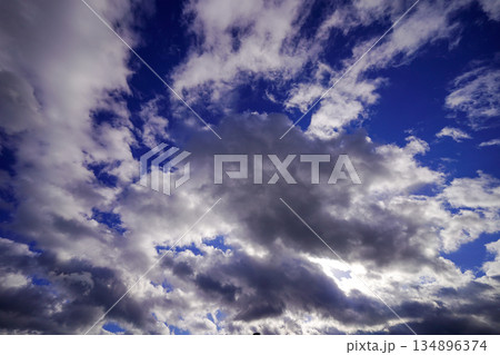 劇的な雲 光と影 空の表情 ダイナミック 自然の息吹 劇的な雲 光と影 空の表情 ダイナミック 自然の息吹 134896374
