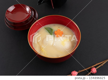 白味噌仕立てのお雑煮 白味噌仕立てのお雑煮 134896825