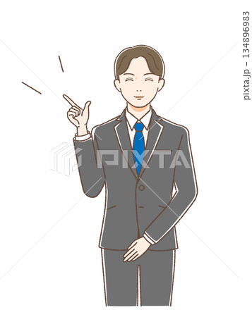 正面をむいて指をさし微笑むスーツの男性 134896983