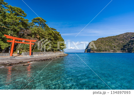 諸口神社　鳥居と駿河湾と富士山　「沼津市戸田」 134897093