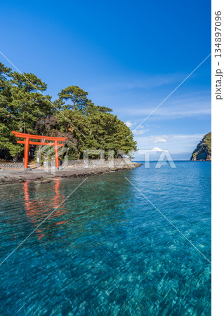 諸口神社 鳥居と駿河湾と富士山 「沼津市戸田」 諸口神社 鳥居と駿河湾と富士山 「沼津市戸田」 134897096