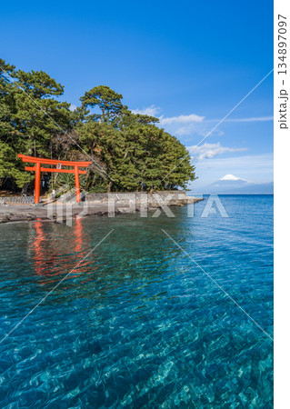 諸口神社 鳥居と駿河湾と富士山 「沼津市戸田」 諸口神社 鳥居と駿河湾と富士山 「沼津市戸田」 134897097