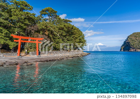 諸口神社　鳥居と駿河湾と富士山　「沼津市戸田」 134897098