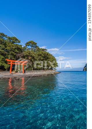 諸口神社 鳥居と駿河湾と富士山 「沼津市戸田」 諸口神社 鳥居と駿河湾と富士山 「沼津市戸田」 134897099