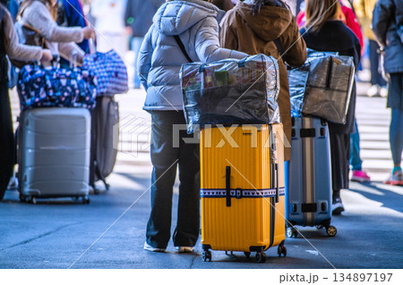 日本の東京都市景観元日。インバウンド続く…スーツケース…。上野駅前で信号待ちをする外国人観光客ら 134897197