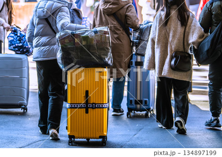 日本の東京都市景観元日。インバウンド続く…スーツケース…。上野駅前で信号待ちをする外国人観光客ら 134897199