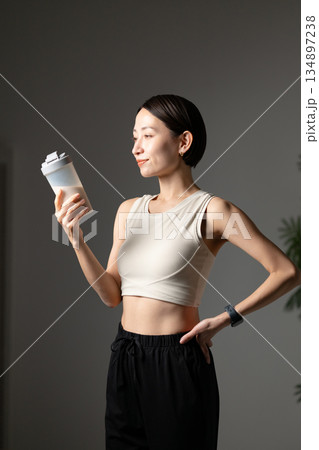 プロテインを飲む女性 134897238