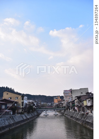 日本の岐阜県の高山市　春の高山祭期間中　市街地を流れる宮川と周辺の街並み　古い日本家屋や老舗の旅館 134897264