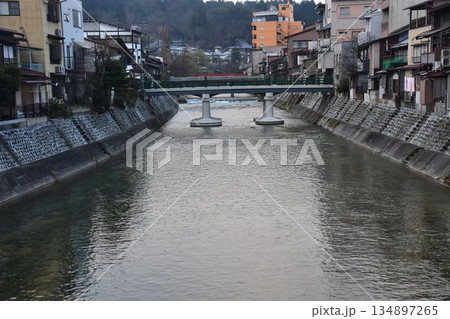 日本の岐阜県の高山市 春の高山祭期間中 市街地を流れる宮川と周辺の街並み 古い日本家屋や老舗の旅館 日本の岐阜県の高山市 春の高山祭期間中 市街地を流れる宮川と周辺の街並み 古い日本家屋や老舗の旅館 134897265