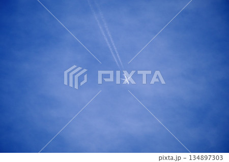 地上から見上げる上空を飛行する旅客機と青空 134897303
