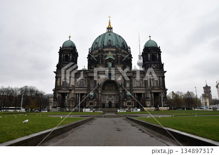ドイツの首都ベルリンを象徴する歴史的建造物ベルリン大聖堂 曇り空の下で威厳を放つ美しいドーム建築 ドイツの首都ベルリンを象徴する歴史的建造物ベルリン大聖堂 曇り空の下で威厳を放つ美しいドーム建築 134897317