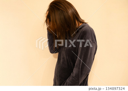 落ち込む女性 落ち込む女性 134897324