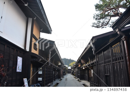 日本の岐阜県　高山市の古い町並　歴史を感じさせる古民家　春の高山祭期間中の朝の様子 134897438