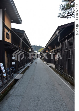 日本の岐阜県　高山市の古い町並　歴史を感じさせる古民家　春の高山祭期間中の朝の様子 134897443