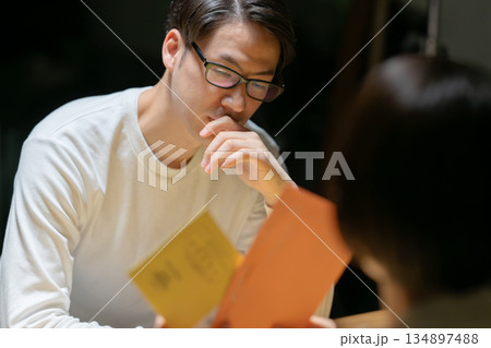 督促状を見て悩む男女 134897488