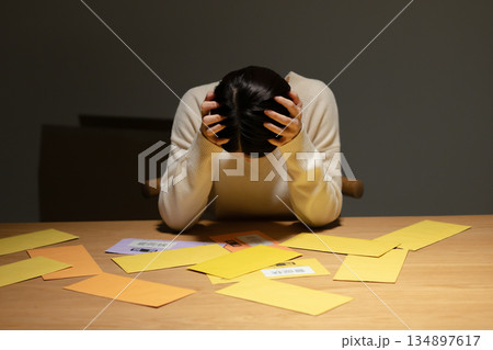 督促状に悩む女性 134897617