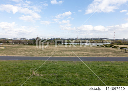 江戸川河川敷の柴又公園の風景 134897620