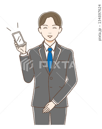 スマホを持って微笑むスーツの男性 スマホを持って微笑むスーツの男性 134897624
