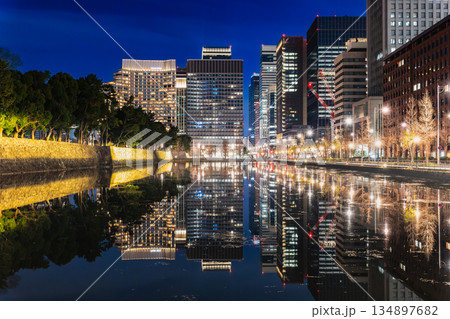 東京 皇居和田倉濠と丸の内 夜景 東京 皇居和田倉濠と丸の内 夜景 134897682
