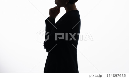 悩む女性のシルエット 134897686
