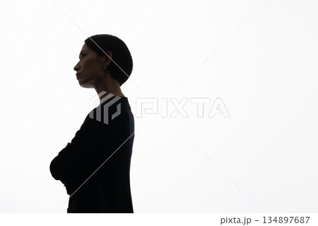 悩む女性のシルエット 134897687