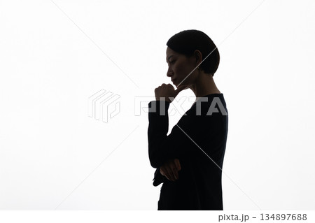 悩む女性のシルエット 悩む女性のシルエット 134897688