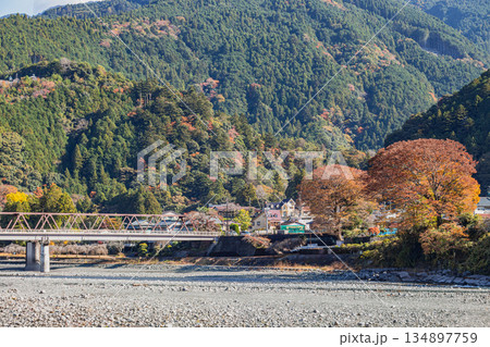 川根本町の大井川鐡道千頭駅周辺の街並み(静岡県) 134897759